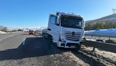 Otoyolda TIR Kazası: Bariyerlere Çarptı, Trafik Kısıtlandı