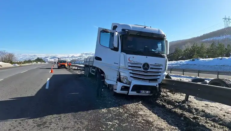 Otoyolda TIR Kazası: Bariyerlere Çarptı, Trafik Kısıtlandı
